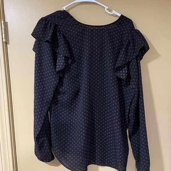 Who What Wear Tops - 😵💫 3/$12 Who What Wear Black and Pink Ruffle Blouse